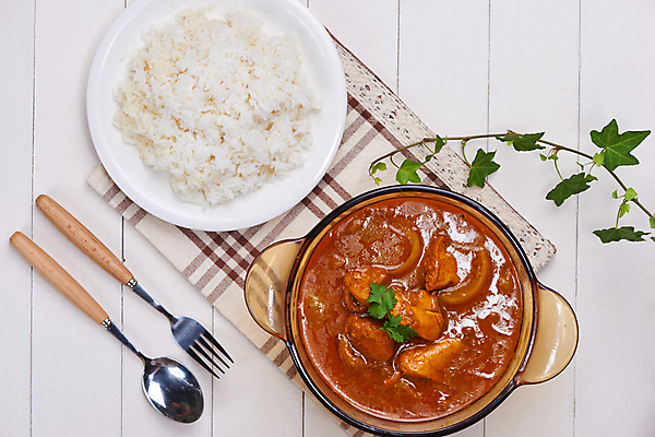 포토 JPG 해외이미지 포크 밥 실내 사람없음 하이앵글 숟가락 흰배경 카레 치킨카레 카레요리 해외포토 식기 음식 뷰포인트 백그라운드 수저 내부 흰색 파일형식 이미지허브