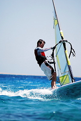 포토 JPG 해외이미지 주간 남자 스포츠 바다 한명 성인 야외 옆모습 윈드서핑 잡기 성인남자한명만 해외포토 자연요소 1 뷰포인트 모션 사람 수상스포츠 남자한명만 성인남자만 파일형식 이미지허브