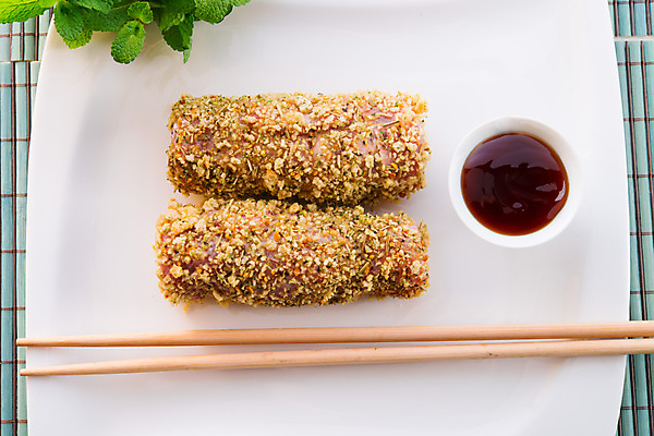 포토 JPG 해외이미지 접시 실내 사람없음 하이앵글 튀김 롤 종지 나무젓가락 나무발 말이 해외포토 그릇 식기 음식 뷰포인트 젓가락 내부 파일형식 이미지허브