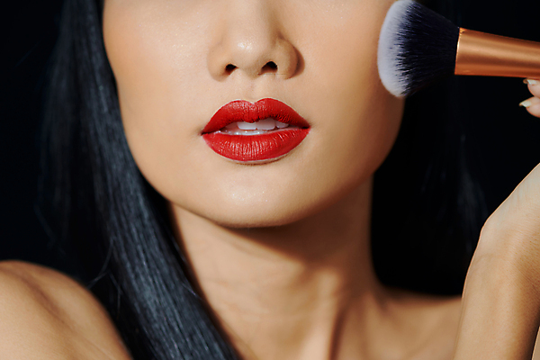 포토 JPG 해외이미지 여자 검은배경 실내 한명 들기 동양인 상반신 성인 앞모습 뷰티 입술 메이크업브러쉬 성인여자한명만 해외포토 1 뷰포인트 백그라운드 모션 사람 인종 내부 신체부위 검은색 붓 여자한명만 성인여자만 파일형식 이미지허브