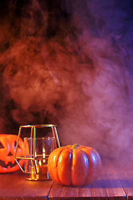 포토 JPG 해외이미지 백그라운드 컨셉 탁자 호박 사람없음 축제 어둠 할로윈 분위기 연기 오브젝트 촛대 잭오랜턴 호러 해외포토 가구 채소 공포 파일형식 이미지허브