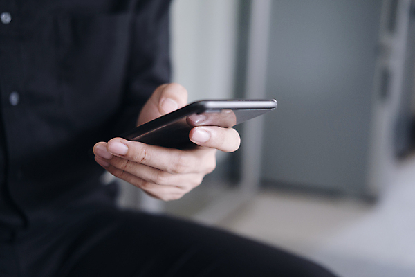 포토 JPG 해외이미지 라이프스타일 교육 인터넷 비즈니스 통신 한명 앉기 노트북 스마트폰 핸드폰 쇼핑 학습 컴퓨터 알약 디지털 업무 비즈니스맨 이메일 연결 무선전화기 검색 와이파이 나눔 온라인 인터넷주소 소셜 소셜미디어 온라인강의 지능 해외포토 1 남자 모션 사람 생활 전자제품 스마트기기 약 작업 직장인 강의 전화기 무선인터넷 파일형식 언택트 이미지허브