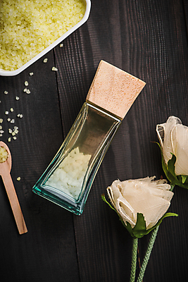 포토 JPG 해외이미지 실내 사람없음 하이앵글 장미 스파 화장품 병 나무숟가락 에스테틱 입욕소금 나무배경 해외포토 식기 꽃 뷰포인트 백그라운드 내부 뷰티 숟가락 미용용품 소금 파일형식 이미지허브