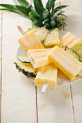 포토 JPG 해외이미지 접시 아이스크림 실내 사람없음 달콤 시원함 파인애플 라임 과일아이스크림 막대아이스크림 나무배경 해외포토 식기 백그라운드 과일 디저트 내부 맛 열대과일 파일형식 이미지허브