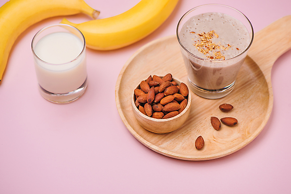 포토 JPG 해외이미지 잔 바나나 실내 사람없음 우유 아몬드 나무쟁반 바나나스무디 분홍색배경 해외포토 식기 분홍색 백그라운드 과일 유제품 쟁반 내부 목재 견과류 스무디 파일형식 이미지허브