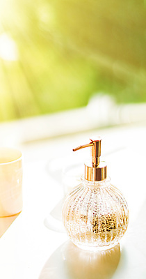 포토 JPG 해외이미지 주간 그림자 사람없음 야외 햇빛 뷰티 향수 향수병 해외포토 자연요소 태양 화장품 병_담는 파일형식 이미지허브