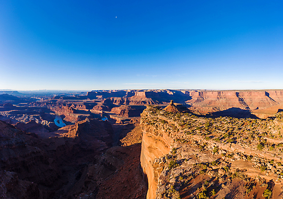포토 JPG 해외이미지 응시 자연 하늘 아침 안테나 풍경 사람없음 빨간색 강 일출 골짜기 맑음 미국 사막 가장자리 사암 조감도 콜로라도 해외포토 주간 시선 컬러 북아메리카 통신 날씨 노을 돌_바위 둘레 생태계 파일형식 이미지허브