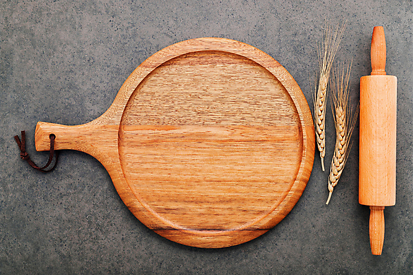 포토 JPG 해외이미지 주방용품 검은배경 손잡이 사람없음 하이앵글 밀 밀대 나무도마 콘크리트 플랫레이 카피스페이스 해외포토 뷰포인트 생활용품 백그라운드 곡류 도마 목재 검은색 공백 플랫 파일형식 이미지허브