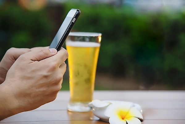 포토 JPG 해외이미지 직업 1 라이프스타일 손 남자 음료 음식 여행 인터넷 오렌지 과일 통신 태국 유리 탁자 호텔 성공 모바일 휴식 맥주 실내 따뜻함 건강 사람 사람없음 컵 빛 스마트폰 핸드폰 상점 스크린 터치 추위 타이핑 신선 잡기 도시 업무 액체 연결 전화기 스마트 해외포토 식기 아시아 가구 컨셉 모션 재질 숙소 주류 내부 생활 신체부위 전자제품 스마트기기 작업 파일형식 이미지허브