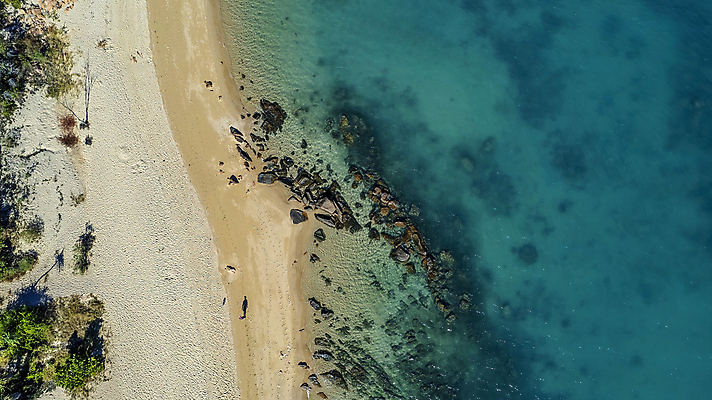 포토 JPG 해외이미지 나무 모래 바다 자연 조류 따뜻함 안테나 풍경 사람없음 야외 초록색 물 여름 파란색 빛 모래사장 태양 걷기 일출 환경 수중 조약돌 개 호주 암초 드론 잔물결 터키석 해일 해외포토 자연요소 식물 동물 계절 물결 컬러 통신 포유류 모션 노을 돌_바위 오세아니아 보석 자연재해 생태계 파일형식 이미지허브