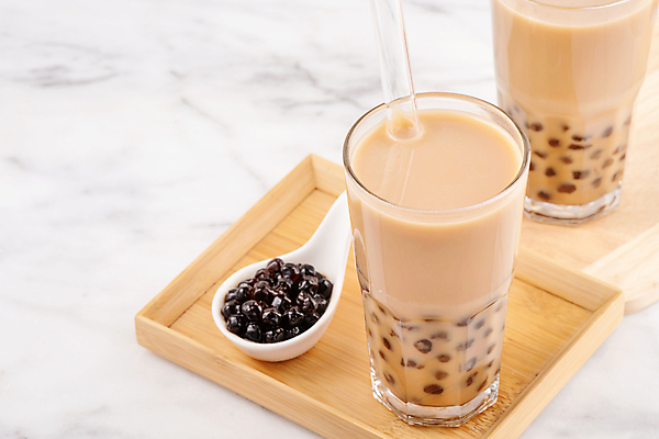 포토 JPG 해외이미지 디저트 잔 실내 빨대 사람없음 흰배경 나무도마 나무쟁반 버블티 타피오카펄 해외포토 식기 음료 음식 백그라운드 도마 쟁반 내부 목재 흰색 파일형식 이미지허브