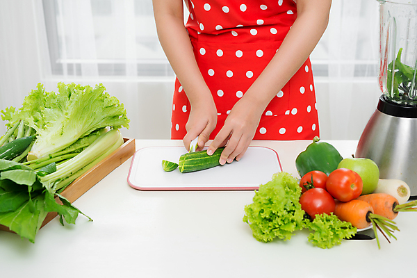 포토 JPG 해외이미지 여자 토마토 채소 도마 실내 요리 한명 상반신 성인 앞모습 당근 잡기 칼 자르기 재료손질 믹서 샐러리 건강식 성인여자한명만 해외포토 1 음식 뷰포인트 모션 주방용품 뿌리채소 사람 내부 손질 여자한명만 성인여자만 파일형식 이미지허브