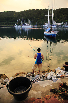 포토 JPG 해외이미지 직업 실루엣 오렌지 낚시 휴식 그림자 사람 풍경 사람없음 물 강 태양 반사 평화 침묵 일몰 낭만 만 업무 그물 보트 장면 낚시꾼 말레이시아 엮은 해외포토 자연요소 아시아 컨셉 배_교통 과일 레저 촬영기법 노을 소리 작업 파일형식 이미지허브
