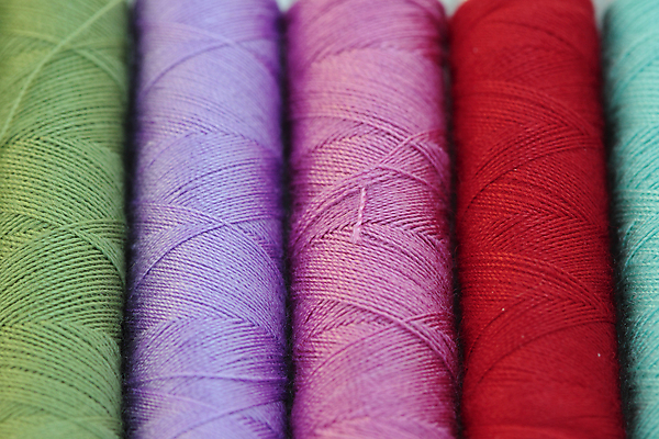 포토 JPG 해외이미지 디자인 옷 산업 백그라운드 오렌지 공 취미 사람없음 가로 빨간색 초록색 파란색 컬러풀 노란색 유행 기계 흰색 직물 면 바늘 뜨개질 실 수리 바느질 땀 실타래 재단 양모 고립 해외포토 컬러 과일 도구 파일형식 이미지허브