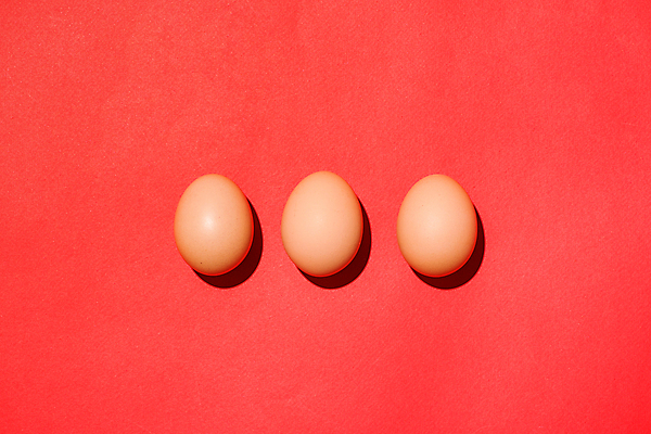 포토 JPG 해외이미지 실내 사람없음 계란 세개 일렬 빨간배경 해외포토 백그라운드 3 내부 빨간색 알 파일형식 이미지허브