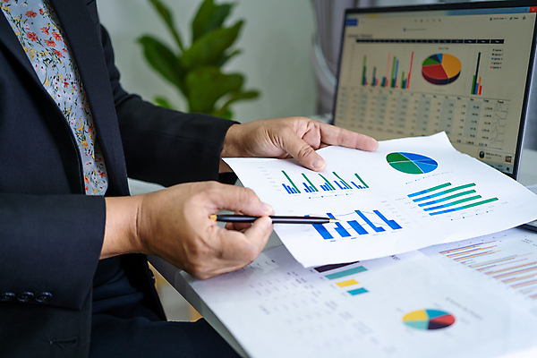 포토 JPG 해외이미지 손 종이 돈 비즈니스 통계 성공 그래프 직장 사람 동양인 사람없음 금융 경제 노트북 컴퓨터 사무실 자료 계산기 성장 업무 작업 비즈니스맨 시장 토론 책상 분석 보고서 상담 문서 투자 바쁨 회계 경영 계좌 마케팅 분석가 세금 수입 예산 회계사 해외포토 직업 남자 가구 컨셉 회사 문구용품 인종 신체부위 전자제품 장비 직장인 재산 파일형식 이미지허브