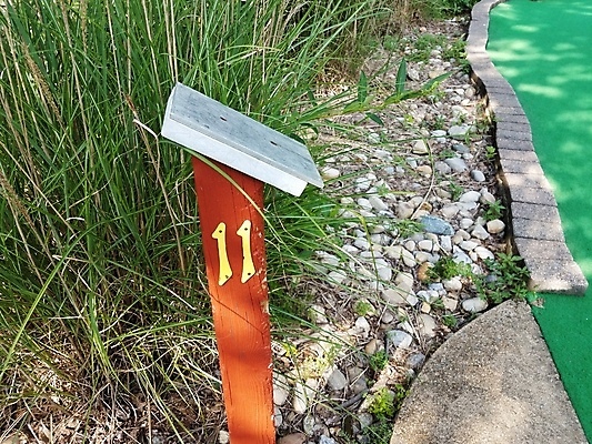 포토 JPG 해외이미지 공원 스포츠 골프 골프장 표면 사람없음 야외 목재 숫자 구멍 강의 사인 해외포토 나무 문자 공공시설 재료 스포츠시설 구기 파일형식 이미지허브