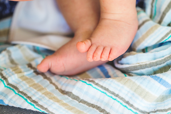 포토 JPG 해외이미지 백인 딸 행복 아들 컨셉 가족 엄마 함께함 건강 병원 사랑 사람 소년 사람없음 임산부 임신 도전 흰색 아기 신생아 행운 아빠 작음 담요 피부 호기심 발가락 돌봄 양발 해외포토 서양인 남자 감정 어린이 컬러 의학 관계 모션 발 신체부위 크기 파일형식 이미지허브