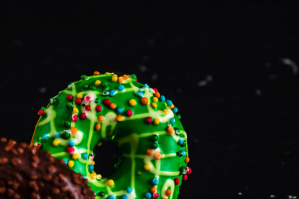 포토 JPG 해외이미지 음식 분홍색 백그라운드 검은배경 디저트 패스트푸드 사람없음 컬러풀 케이크 초콜릿 얼음 빵집 흰색 신선 원형 도넛 달콤 맛 아침식사 유혹 설탕 굽기 뿌리기 반죽 칼로리 고립 반투명 페스츄리 해로움 핸드메이드 프로스팅 맛있는 해외포토 자연요소 도형 빵 컬러 컨셉 모션 상점 검은색 식사 인스턴트 구이 제빵 파일형식 이미지허브