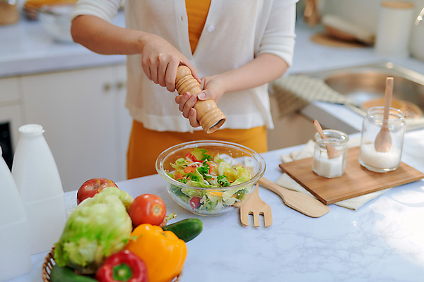 포토 JPG 해외이미지 여자 토마토 채소 파프리카 실내 요리 한명 들기 상반신 성인 앞모습 샐러드 조리대 소금 뒤집개 유리그릇 후추 나무주걱 후추갈이 성인여자한명만 해외포토 1 그릇 음식 뷰포인트 모션 유리 주방용품 사람 내부 목재 향신료 주걱 분쇄기 여자한명만 성인여자만 파일형식 이미지허브