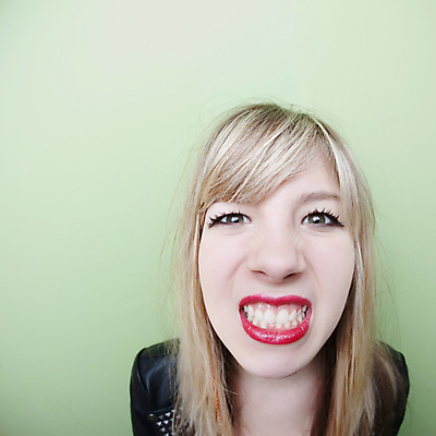 포토 JPG 해외이미지 백인 1 응시 여자 스트레스 한명 20대 성인 금발 분노 흰색 표현 주름 유머 치아 걱정 싱글 코 후회 실수 악취 알레르기 부담 짜기 혼자 해외포토 서양인 헤어스타일 시선 감정 컬러 모션 사람 청년 신체부위 소화기관 질병 냄새 파일형식 이미지허브