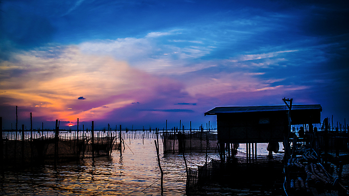 포토 JPG 해외이미지 바다 여행 태국 하늘 주택 어류 사람없음 파란색 강 태양 일몰 오두막 해외포토 자연요소 아시아 컬러 건물 노을 수중동물 파일형식 이미지허브