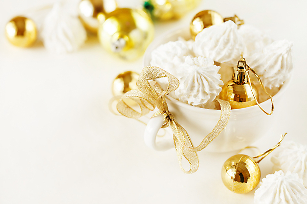 포토 JPG 해외이미지 리본 크리스마스 서양음식 실내 사람없음 아웃포커스 컵 쿠키 달콤 흰배경 머랭 오너먼트 머랭쿠키 해외포토 식기 기념일 음식 백그라운드 크리스마스장식 디저트 촬영기법 내부 흰색 맛 파일형식 이미지허브