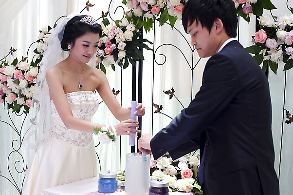 포토 JPG 해외이미지 식물 손 커플 여자 남자 꽃 행복 리본 꽃다발 결혼 백그라운드 잎 가족 관계 신혼부부 결혼식 추상 미래 함께함 사랑 사람 성인 두명 뷰티 장미 머리 낭만 벚꽃 흰색 축하 반지 악단 배열 어깨 시작 부드러움 접수 해외포토 부부 감정 음악 컬러 컨셉 무늬 장신구 이벤트 신체부위 감각 신혼 파일형식 이미지허브