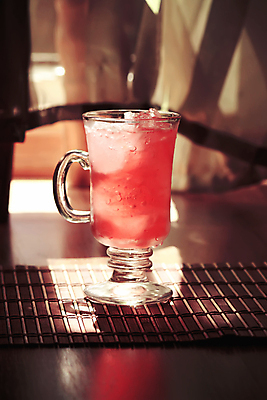 포토 JPG 해외이미지 음료 음식 잎 오렌지 과일 부분 유리 딸기 귤 건강 그림자 사람없음 야외 컵 빨간색 식당 와인 얼음 주스 추위 신선 칵테일 뜨거움 투명 액체 변화 먹기 레모네이드 민트 대나무 오브젝트 상쾌 라임 찌그러짐 소다 핸드메이드 해외포토 자연요소 나무 식물 식기 감정 컬러 컨셉 모션 재질 주류 상점 허브 에이드 파일형식 이미지허브