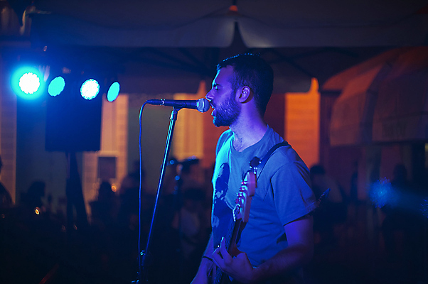 포토 JPG 해외이미지 남자 실루엣 연주 노래 한명 상반신 성인 옆모습 파란색 빛 축제 콘서트 가수 무대 기타 스탠드마이크 스포트라이트 성인남자한명만 해외포토 1 음악 뷰포인트 컬러 현악기 촬영기법 사람 공연 음악가 마이크 남자한명만 성인남자만 파일형식 이미지허브
