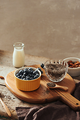 포토 JPG 해외이미지 그릇 실내 사람없음 우유 블루베리 아몬드 유리그릇 나무숟가락 다이어트음식 나무도마 나무받침 슈퍼푸드 갈색배경 치아시드 해외포토 식기 백그라운드 다이어트 과일 유리 유제품 도마 씨앗 내부 목재 갈색 숟가락 견과류 받침대 건강식품 파일형식 이미지허브