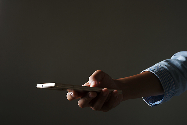 포토 JPG 해외이미지 손 여자 얼굴 백그라운드 비즈니스 모바일 사람 사람없음 스마트폰 핸드폰 공백 잡기 닫기 스마트 주기 보여주기 고립 해외포토 컨셉 모션 신체부위 전자제품 스마트기기 파일형식 이미지허브