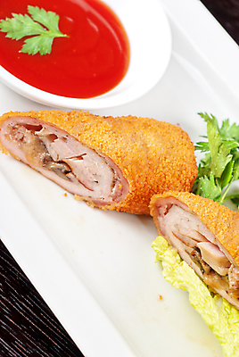 포토 JPG 해외이미지 접시 검은배경 단면 실내 파슬리 돼지고기 사람없음 튀김 케첩 롤 말이 해외포토 식기 음식 백그라운드 채소 육류 내부 검은색 소스_음식 파일형식 이미지허브