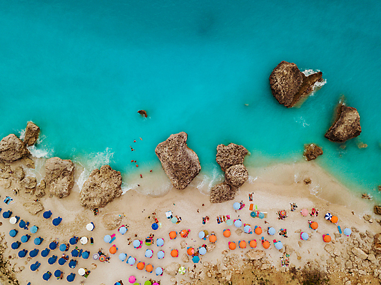 포토 JPG 해외이미지 모래 파도 바다 섬 여행 휴가 해변 사람없음 하이앵글 맑음 파라솔 지중해 해수욕장 그리스 항공촬영 해외포토 유럽 뷰포인트 날씨 파일형식 이미지허브