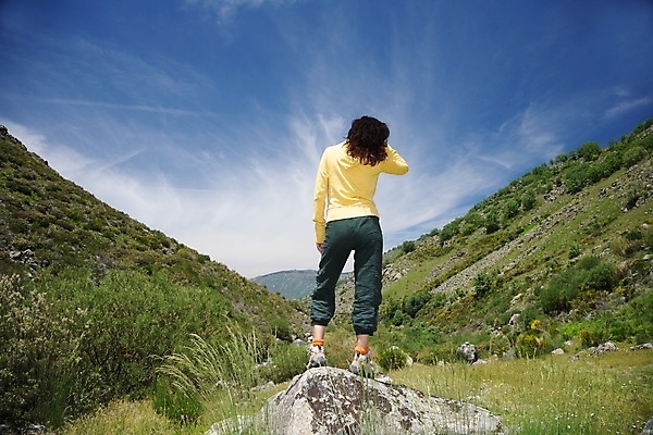 포토 JPG 해외이미지 식물 라이프스타일 여자 유럽 스포츠 바지 자연 하늘 휴가 산 바닥 갈색머리 한명 서기 사람 풍경 성인 야외 가로 초록색 파란색 노란색 계곡 트래킹 재킷 바위 흰색 시골 스페인 정상 언덕 팔 당나귀 승자 절정 혼자 수평선 해외포토 1 헤어스타일 나라 컬러 모션 하의 레저 생활 신체부위 외투 돌_바위 말_동물 생태계 파일형식 이미지허브