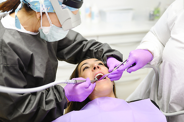 포토 JPG 해외이미지 백인 직업 여자 유니폼 의자 건강 치과 병원 미소 사람 두명 치료 사무실 약 고통 장비 시험 환자 의사 흰색 기구 공구 업무 작업 입 치아 치과의사 방문 순서 돌봄 위생관리 치아교정 치통 해외포토 서양인 옷 교육 감정 컬러 가구 비즈니스 의학 모션 표정 관리 신체부위 의료진 도구 소화기관 질병 교정 파일형식 이미지허브