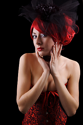 포토 JPG 해외이미지 모델 옷 여자 문화 한명 사람 빨간색 유행 귀걸이 검은색 가수 우아함 가죽 입술 옷입기 슛 열정 비네팅 고딕 고립 이국적 코르셋 스타일 해외포토 1 감정 컬러 컨셉 장신구 모션 촬영기법 신체부위 음악가 파일형식 이미지허브