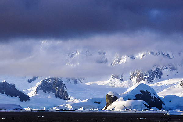 포토 JPG 해외이미지 바다 섬 여행 겨울 자연 하늘 산 항해 풍경 사람없음 야외 물 글로벌 뷰티 여행객 환경 얼음 침묵 추위 흰색 황무지 남극 북극 빙하 봉 빙산 북쪽 남쪽 알래스카 석호 그린란드 북극해 해외포토 자연요소 계절 컬러 덴마크 사람 미국 소리 배 극지방 방향 생태계 선박 파일형식 이미지허브