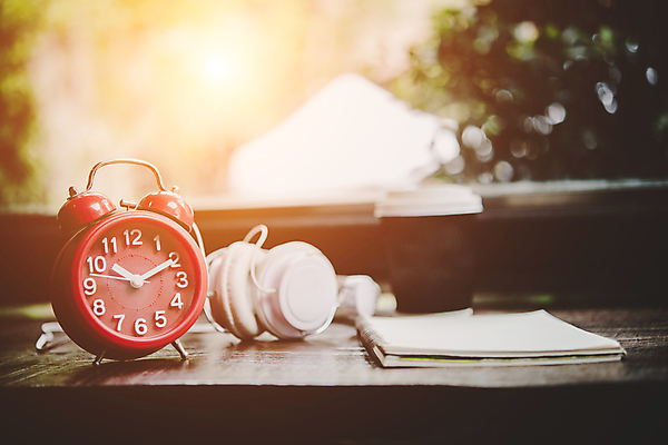 포토 JPG 해외이미지 라이프스타일 커피 시계 이어폰 백그라운드 컨셉 노래 탁자 아침 휴가 휴식 사람없음 목재 컵 스마트폰 헤드폰 공책 수확 시간 공포 스타일 해외포토 주간 나무 식기 음료 음악 음향기기 가구 농업 재료 문구용품 생활 핸드폰 스마트기기 파일형식 이미지허브