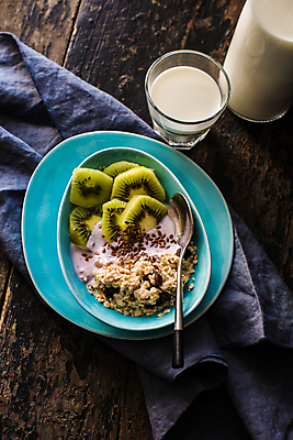 포토 JPG 해외이미지 그릇 단면 실내 키위 사람없음 하이앵글 숟가락 우유 우유병 슬라이스 요거트 건강식 오트밀 우유잔 나무배경 해외포토 식기 음식 뷰포인트 백그라운드 과일 병_용기 잔 유제품 수저 내부 파일형식 귀리 이미지허브