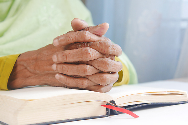 포토 JPG 해외이미지 손 여자 컨셉 사람없음 책 믿음 성경 희망 잡기 예수 신앙심 충실 해외포토 감정 종교용품 모션 사람 신체부위 신_종교 파일형식 이미지허브