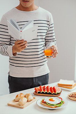 포토 JPG 해외이미지 남자 빵 수박 실내 한명 들기 상반신 성인 앞모습 책 독서 식사 오렌지주스 성인남자한명만 오픈샌드위치 해외포토 1 음식 뷰포인트 과일 모션 샌드위치 사람 내부 과일주스 남자한명만 성인남자만 파일형식 이미지허브