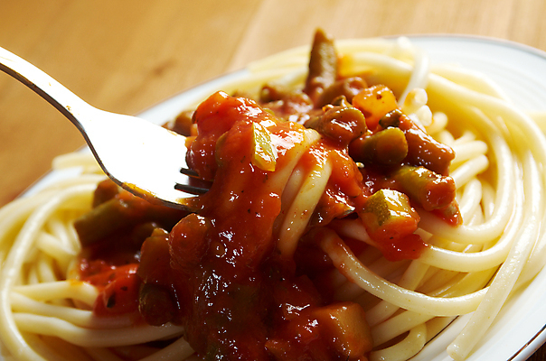 포토 JPG 해외이미지 전통 접시 음식 포크 잎 토마토 채소 부분 파스타 파슬리 육류 요리 사람없음 빨간색 초록색 식당 식사 저녁식사 이탈리아 흰색 고명 클래식 닫기 맛 허브 향신료 국수 점심식사 볼로냐 맛있는 해외포토 식물 식기 유럽 컬러 컨셉 식재료 모션 서양음식 상점 면류 향미료 파일형식 이미지허브