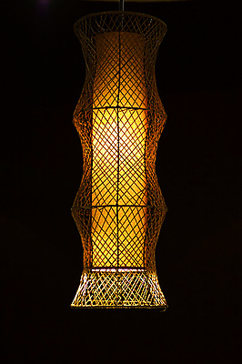 포토 JPG 해외이미지 매달리기 미술 동양인 사람없음 장식 빛 어둠 등불 램프 분위기 황금 야간 그늘 대나무 묘사 질감 망사 짜임 빛망울 해외포토 자연요소 나무 컨셉 모션 문화예술 조명 인종 직물 파일형식 이미지허브