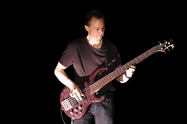 포토 JPG 해외이미지 백인 남자 줄 손가락 놀이 관리 한명 검은색 콘서트 음악가 흰색 연예인 기타리스트 베이스 플레이어 생존 해외포토 서양인 직업 1 손 음악 컬러 현악기 사람 공연 연주자 파일형식 이미지허브