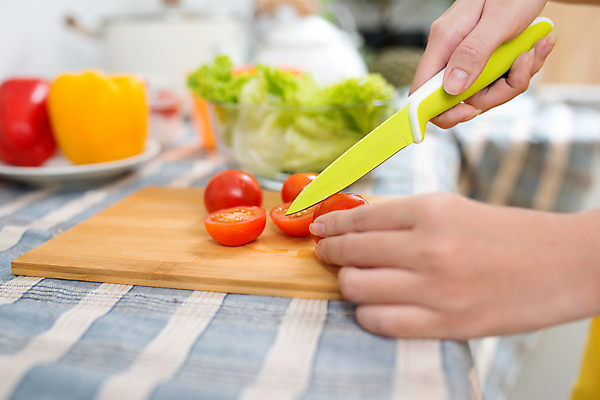 포토 JPG 해외이미지 손 방울토마토 탁자 파프리카 실내 요리 아웃포커스 신체부위 칼 자르기 재료손질 나무도마 해외포토 가구 토마토 채소 모션 도마 촬영기법 사람 내부 목재 손질 파일형식 이미지허브