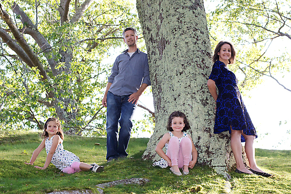 포토 JPG 해외이미지 나무 드레스 딸 행복 어린이 포즈 잎 장난 가족 관계 엄마 사랑 한명 미소 소녀 야외 여름 햇빛 유행 기댐 봄 아빠 숲 세대 결백 돌봄 옛날 해외포토 식물 1 옷 계절 여자 감정 모션 표정 사람 태양 파일형식 이미지허브