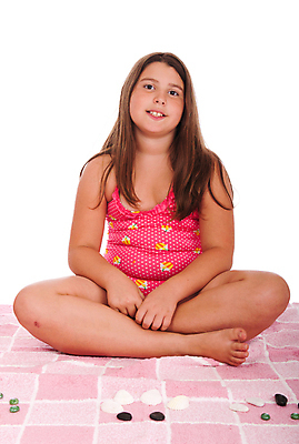 포토 JPG 해외이미지 백인 1 라이프스타일 여자 수영복 행복 어린이 스포츠 분홍색 포즈 백그라운드 휴가 갈색머리 건강 한명 미소 여름 수건 뷰티 수영 기쁨 조약돌 흰색 고립 해외포토 서양인 헤어스타일 옷 계절 감정 컬러 표정 사람 생활 위생용품 돌_바위 수상스포츠 파일형식 이미지허브