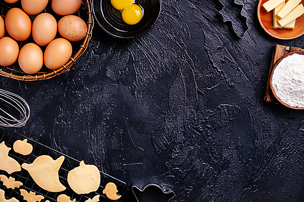 포토 JPG 해외이미지 행복 백그라운드 검은배경 사람없음 쿠키 계란 할로윈 밀가루 쿠키틀 버터 해외포토 감정 디저트 알 검은색 가루 제빵도구 파일형식 이미지허브