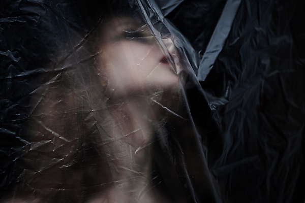 포토 JPG 해외이미지 백인 컨셉 상상 한명 사람 상반신 세로 컬러풀 뷰티 유행 투명 화려 고독 보호 신비 무서움 플라스틱 사회이슈 미녀 환경보전 개성 특별함 여자만 여자한명만 해외포토 서양인 1 감정 컬러 재질 미인 파일형식 이미지허브